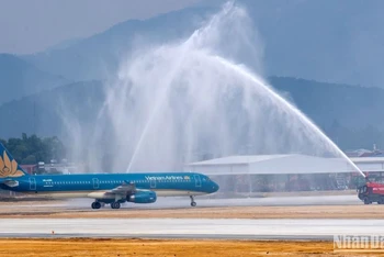 Đón chào chuyến bay đầu tiên hạ cánh tại sân bay Điện Biên sau khi hoàn thành cải tạo, nâng cấp.