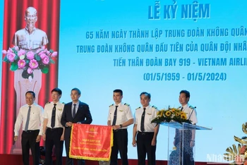 Đoàn bay 919 nhận bức trướng Kỷ niệm 65 năm Ngày thành lập.