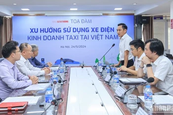 Các đại biểu tham dự tọa đàm Xu hướng sử dụng xe điện kinh doanh taxi tại Việt Nam.