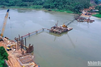 Tại công trình cầu Hàm Yên, đến nay 2 trụ cầu đã vượt khỏi mặt nước.