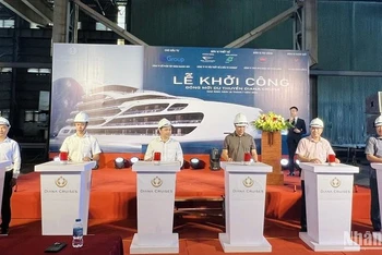 Đại diện lãnh đạo các đơn vị liên quan bấm nút khởi công, đóng mới du thuyền 5 sao Diana Cruise.