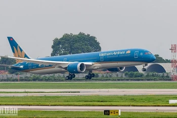 Chiếc Boeing 787-10 thứ 5 của Vietnam Airlines hạ cánh tại sân bay Nội Bài.