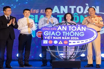 Các đại biểu phát động cuộc thi Sáng kiến an toàn giao thông Việt Nam năm 2024. (Nguồn ảnh: Báo Dân trí)