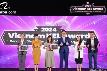 Đại diện Alibaba.com trao giải cho các thí sinh xuất sắc nhất Vòng chung kết quốc gia KEL Award tại Việt Nam.