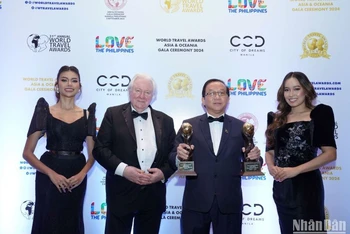 Ông Graham Cooke (thứ hai từ trái sang), nhà sáng lập và chủ tịch World Travel Awards chúc mừng Vietjet và trao cúp cho Phó Tổng Giám đốc Đỗ Xuân Quang.