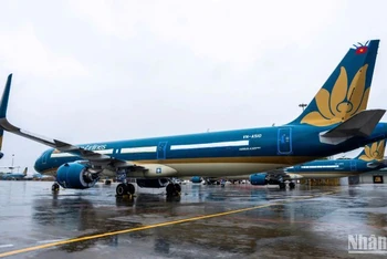 Hãng hàng không Vietnam Airlines thực hiện hủy 34 chuyến bay và điều chỉnh giờ khai thác 78 chuyến bay nội địa và quốc tế khác.