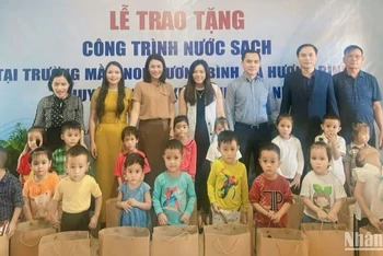 Trao tặng công trình nước sạch cho Trường mầm non Hương Bình.