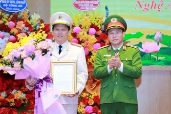 Thứ trưởng Công an Nguyễn Văn Long trao Quyết định và tặng hoa chúc mừng Đại tá Bùi Quang Thanh.