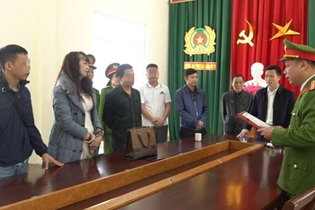 Cơ quan chức năng đọc lệnh giữ người trong trường hợp khẩn cấp đối với Nguyễn Kim Tiến. (Ảnh: Công an Nghệ An cung cấp).
