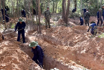 Đội Quy tập hài cốt liệt sỹ 584, Bộ Chỉ huy Quân sự tỉnh Quảng Trị thực hiện tìm kiếm, quy tập hài cốt liệt sỹ trên đất Lào.