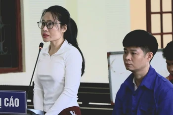 Hai bị cáo Trần Văn Giang và Nguyễn Thị Thắm tại phiên tòa sơ thẩm.