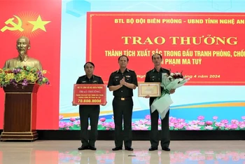 Trung tướng Nguyễn Anh Tuấn, Bí thư Đảng ủy, Chính ủy Bộ đội Biên phòng tặng bằng khen và phần thưởng của Bộ Tư lệnh Bộ đội Biên phòng cho lực lượng Bộ đội Biên phòng tỉnh Nghệ An.