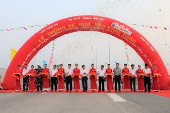 Phó Thủ tướng Chính phủ Trần Hồng Hà cùng các đại biểu thực hiện nghi thức cắt băng thông xe.