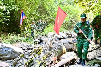 Đội hình tuần tra của Bộ chỉ huy Bộ đội Biên phòng tỉnh Nghệ An và Bộ Chỉ huy Quân sự tỉnh Xiêng Khoảng thực hiện tuần tra ở đoạn biên giới có địa hình phức tạp.