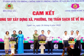 Phó Thủ tướng Chính phủ Lê Thành Long; Trung tướng Lê Quốc Hùng, Thứ trưởng Công an và các đại biểu thực hiện nghi thức cam kết chung tay phòng, chống ma túy - Vì một cộng đồng khỏe mạnh, an toàn.