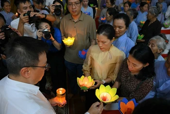 Đồng chí Lê Quốc Minh, Ủy viên Trung ương Đảng, Tổng Biên tập Báo Nhân Dân, Phó Trưởng Ban Tuyên giáo Trung ương, Chủ tịch Hội Nhà báo Việt Nam truyền đăng, lan tỏa tấm lòng thành kính, tri ân sâu sắc các Anh hùng, liệt sĩ nhà báo.