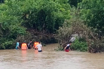 Lực lượng chức năng và người dân xã Châu Thắng tìm kiếm cháu V.