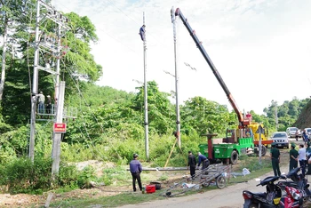 Bộ Chỉ huy Bộ đội Biên phòng tỉnh Nghệ An và lãnh đạo huyện Con Cuông kiểm tra điểm đấu nối đầu điện cho Đồn Biên phòng Châu Khê.