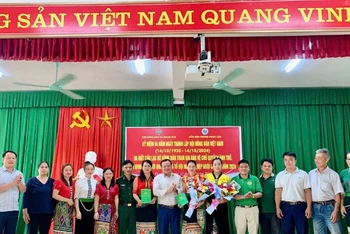 Lãnh đạo Hội nông dân huyện Thanh Chương và Đồn Biên phòng Ngọc Lâm tặng hoa chúc mừng Câu lạc bộ.