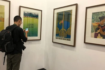 Người xem tại một triển lãm tranh ở Bảo tàng Mỹ thuật.