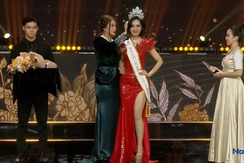 Bà Trương Ngọc Ánh, Trưởng Ban tổ chức cuộc thi trao vương miện Hoa hậu cho Nông Thúy Hằng. (Ảnh chụp màn hình)