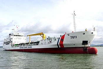 Tàu CSB 7011 tham gia tìm kiếm cứu nạn và sẽ tiếp nhận 4 ngư dân trên tàu cá Bình Thuận bị mất liên lạc trên biển để đưa vào bờ. (Ảnh: CSB)