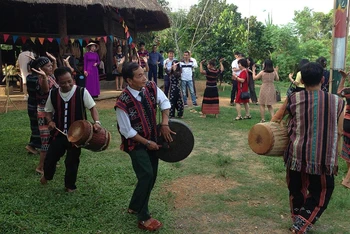 Du khách tham gia dân vũ cùng đồng bào các dân tộc ở Làng.