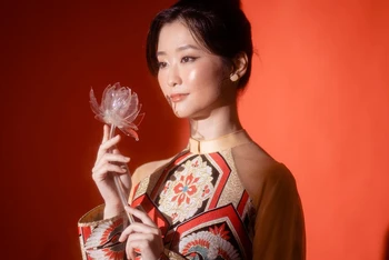 Nữ diễn viên Nakatani Akari trong bộ sưu tập áo dài từ Obi của Ngọc Hân. (Ảnh: Ngọc Hân cung cấp)