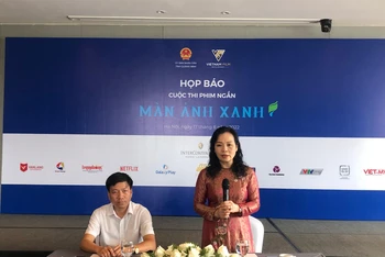 Tiến sĩ Ngô Phương Lan và Phó Giám đốc Sở Thông tin và Truyền thông tỉnh Quảng Ninh Lê Quang Ngọc giới thiệu về lễ trao giải.
