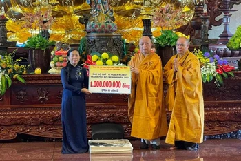 Đại diện Ban Trị sự Giáo hội Phật giáo Việt Nam Thành phố Hồ Chí Minh trao bảng tượng trưng 1 tỷ đồng ủng hộ Quỹ “Vì người nghèo” Thành phố Hồ Chí Minh năm 2022.