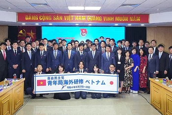 Các đại biểu Trung ương Đoàn và Ban Thanh niên của Đảng LDP (Nhật Bản) tại buổi làm việc. Dòng chữ trên biểu ngữ là “Đoàn đại biểu Ban Thanh niên của Đảng LDP thăm và làm việc tại Việt Nam”.
