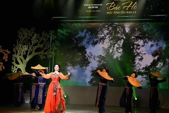 Nghệ sĩ Phương Nga trong một chương trình biểu diễn do Bộ Văn hóa, Thể thao và Du lịch, Báo Văn hóa tổ chức. 