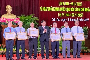 Lãnh đạo Thành ủy Cần Thơ trao huy hiệu đảng cho các đồng chí cao niên tuổi đảng.