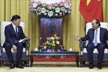 Chủ tịch nước Nguyễn Xuân Phúc tiếp ông Shin Dong-bin, Chủ tịch Tập đoàn Lotte (Hàn Quốc). (Ảnh: TTXVN)