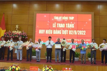Bí thư Tỉnh ủy Đồng Tháp Lê Quốc Phong trao Huy hiệu đảng cho các đảng viên.