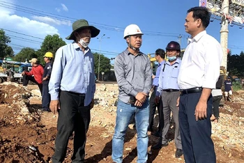 Chủ tịch Ủy ban nhân dân thành phố Buôn Ma Thuột Vũ Văn Hưng (ngoài cùng bên phải) trực tiếp kiểm tra việc tổ chức thông tuyến dự án đường Đông Tây thành phố Buôn Ma Thuột.
