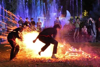 Lễ hội nhảy lửa của người Pà Thẻn xã Tân Bắc, huyện Quang Bình, Hà Giang. (Ảnh: KHÁNH TOÀN)