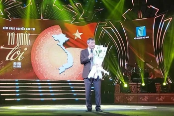 GS, nhạc sĩ Nguyễn Anh Trí trong đêm nhạc. (Ảnh: Ban tổ chức cung cấp)