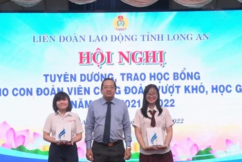 Lãnh đạo tỉnh Long An trao thưởng cho học sinh đạt giải cấp quốc gia năm học 2021–2022. 