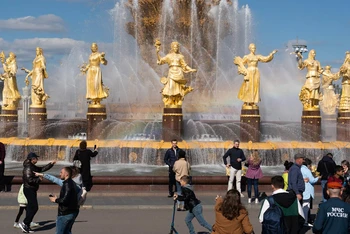 Người dân kỷ niệm Ngày Thành phố trong công viên VDNKh. 