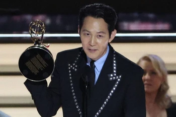 Lee Jung-jae tại lễ trao giải Emmy. (Ảnh: The star)