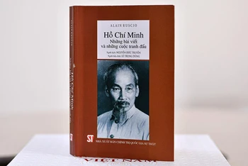 Cuốn “Hồ Chí Minh: Những bài viết và những cuộc tranh đấu”. (Ảnh: Ban tổ chức giải cung cấp)