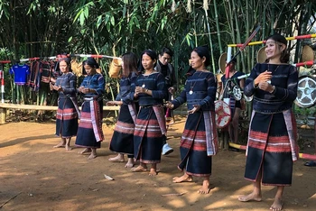 Trình diễn dân vũ tại Làng Văn hóa-Du lịch các dân tộc Việt Nam.