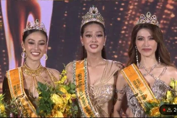 Top 3 Miss Grand Vietnam 2022, Đoàn Thiên Ân đứng giữa. (Ảnh chụp màn hình)