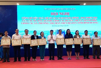 Chủ tịch Ủy ban nhân dân tỉnh Bình Dương Võ Văn Minh trao tặng Bằng khen cho tập thể và cá nhân.
