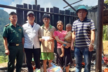 Cán bộ Đồn Biên phòng và chính quyền xã Mường Cai động viên thăm hỏi gia đình anh Sồng A Vông.