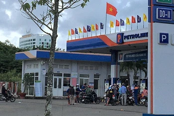Người dân đổ xô đi mua nhiên liệu tại một điểm bán xăng dầu ở Cà Mau vào sáng 11/10. 