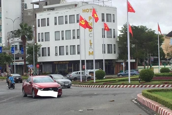 Tại khu vực bùng binh đường Nguyễn Tất Thành-cầu Thuận Phước có sáu xe ô-tô mắc cạn.