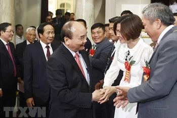 Chủ tịch nước Nguyễn Xuân Phúc với các đại biểu tham dự buổi lễ. (Ảnh: TTXVN)