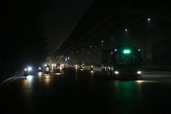 Đường Phạm Văn Đồng nhiều đoạn vẫn tối om, không bảo đảm an toàn giao thông.